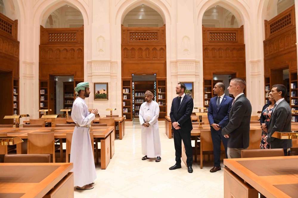 الوفد الأمريكي خلال زيارته لمجلس الشورى