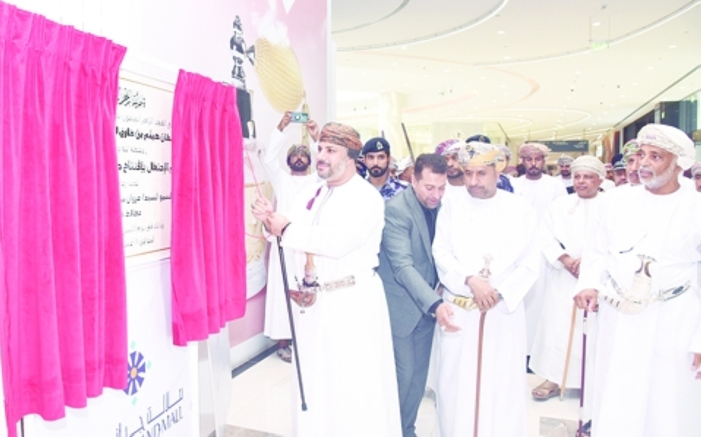 إزاحة الستار أثناء افتتاح مجمع صلالة جراند مول