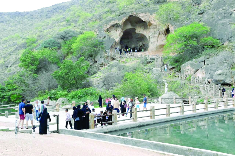مجموعة من السياح يستمتعون بجمال الطبيعة في صلالة