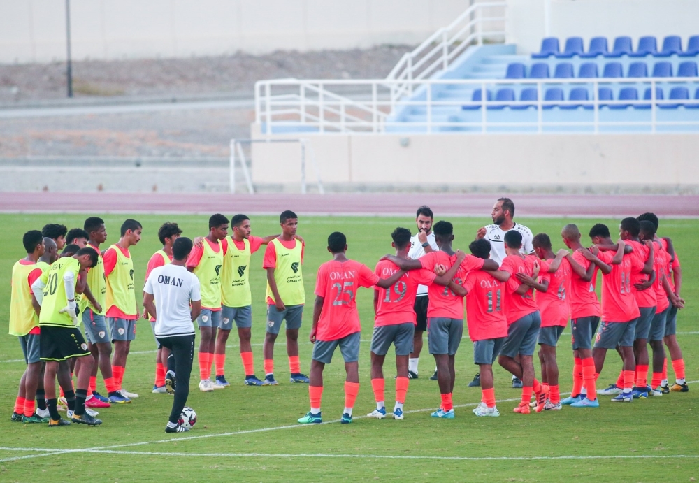 مدرب منتخب الناشئين أنور الحبسي يتحدث مع اللاعبين في الحصة التدريبية
