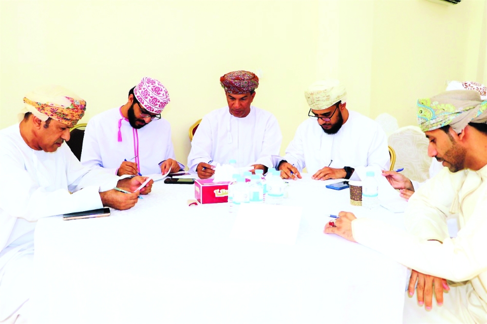 أعمال تدريبية للمشاركين في حلقة العمل «التحديات والممكنات الاقتصادية» بسمائل