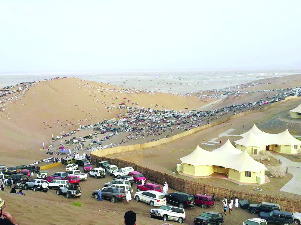 صورة أرشيفية للإقبال السياحي على خبة القعدان بمحافظة بجنوب بالباطنة