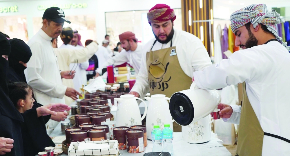 إقبال كبير على معرض المؤسسات الصغيرة والمتوسطة العمانية