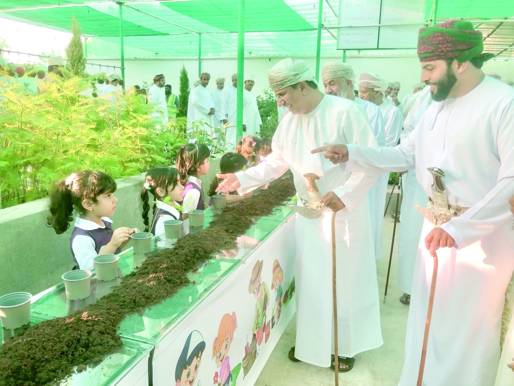 البكري خلال تجواله في المشتل