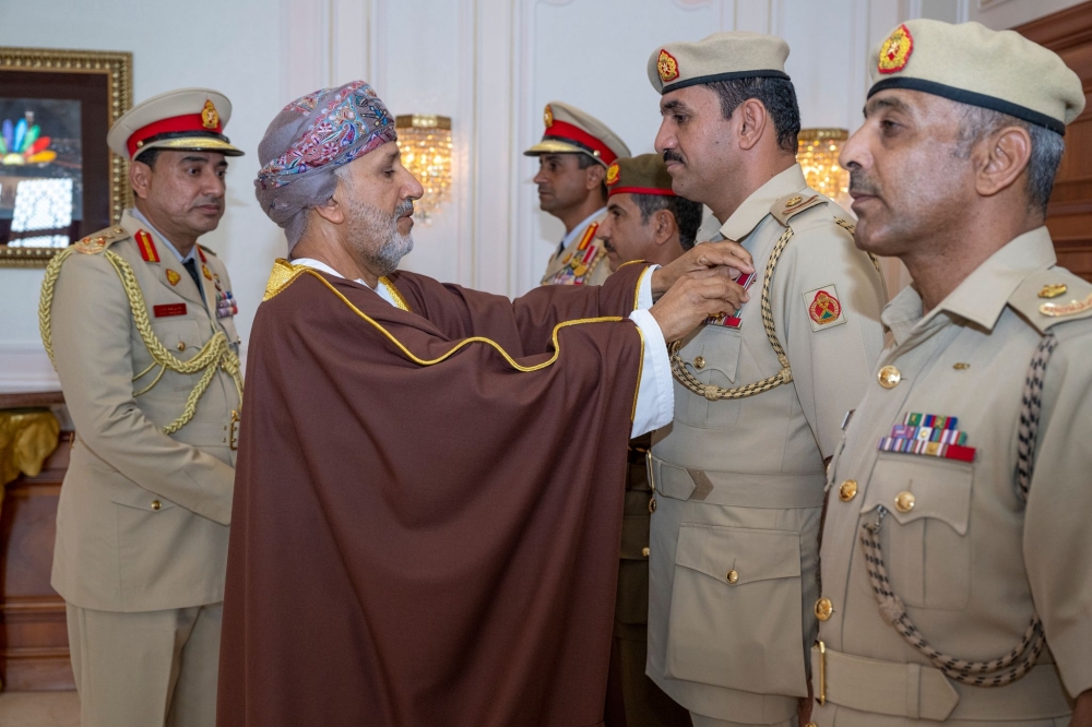 تقليد عددٍ من الضباط وضباط الصف بشؤون البلاط السلطاني بالميداليات