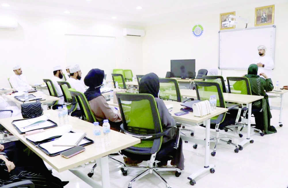 إحدى الدورات المعنية بالتنمية البشرية في المؤسسات 