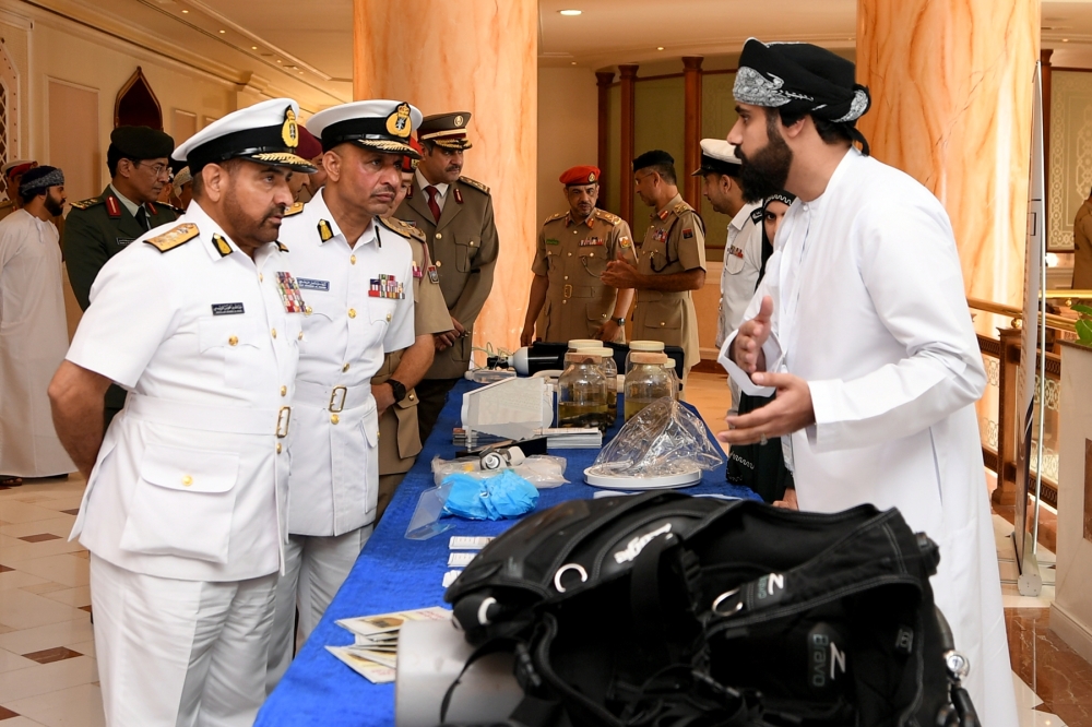 راعي المناسبة يطّلع على المعرض المصاحب الذي يحتوي على معدات وأدوات الإسعافات الأولية 