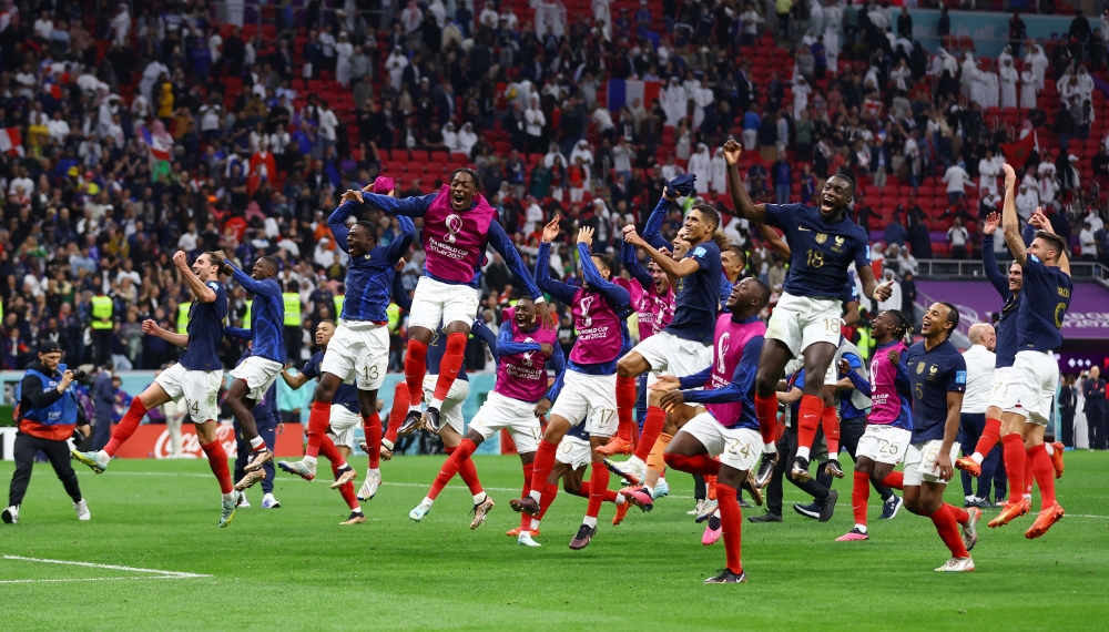 فرحة لاعبو المنتخب الفرنسي بالفوز والتأهل لدور الأربعة