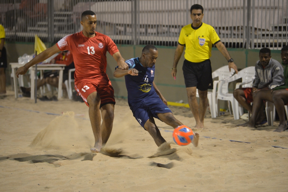 لاعب قريات ينفرد بالكرة ويصوب على مرمى المصنعة