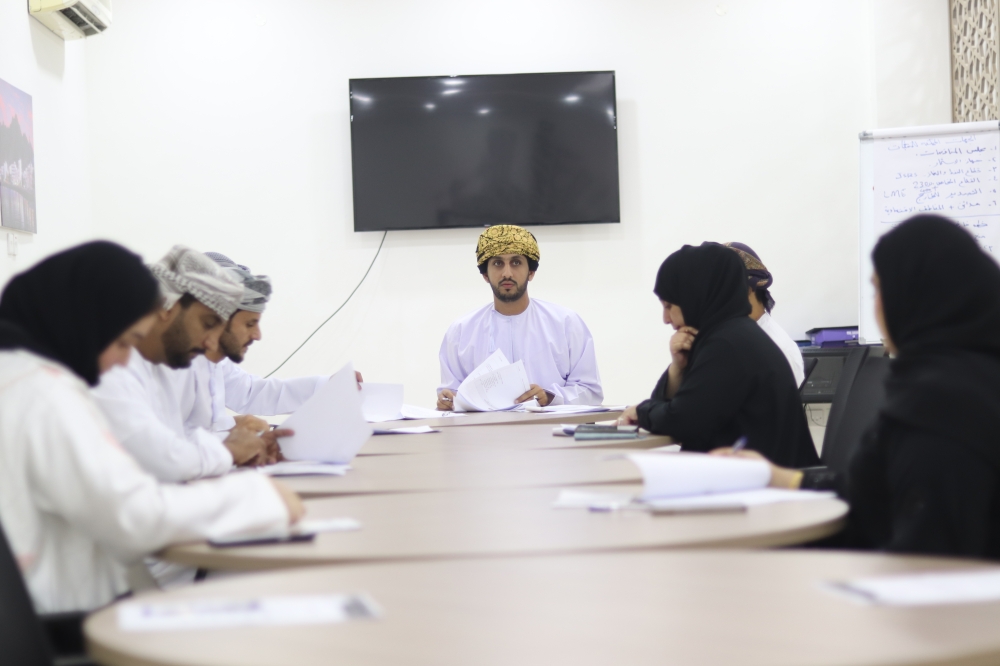 Image:مناقشة أعمال لجنة المؤسسات الصغيرة والمتوسطة بشمال الباطنة للعام الجاري