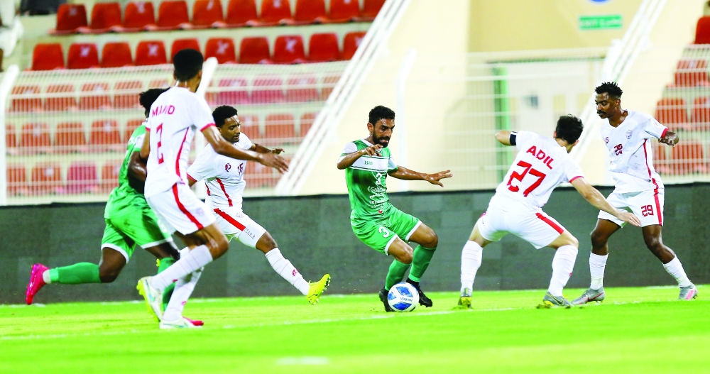 جانب من منافسات دوري عمانتل الماضي