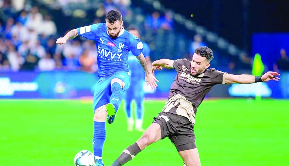 من لقاء الهلال وضمك 