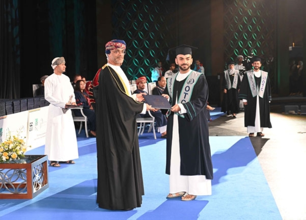 كلية عُمان للسياحة تحتفل بتخريج 342 خريجًا وخريجة