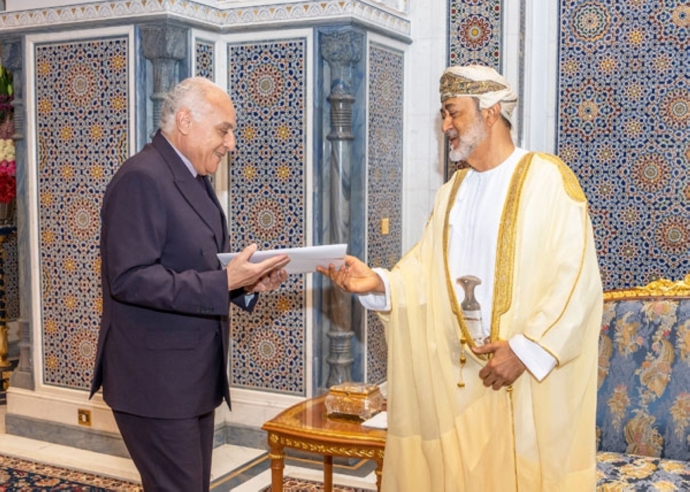 جلالته يتسلم رسالة خطيّة من الرئيس الجزائري