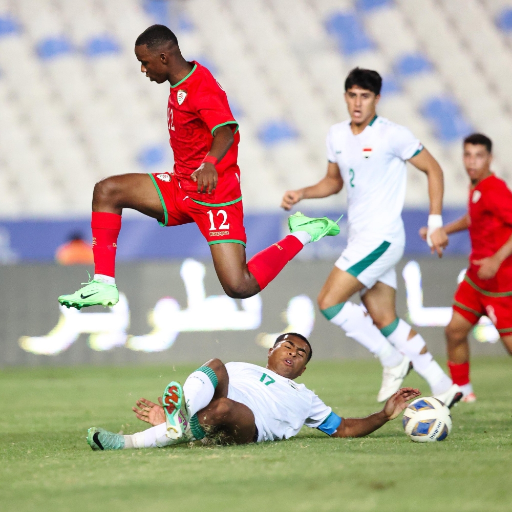 مهند السعدي لاعب منتخبنا يتخطى لاعب العراق في اللقاء