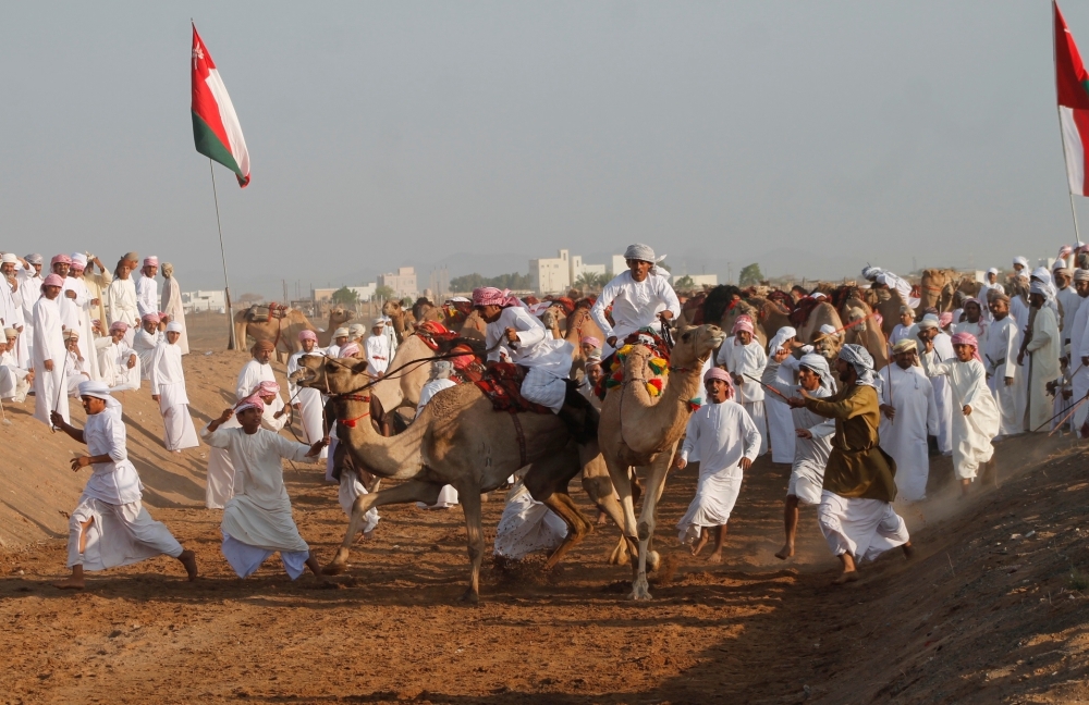 من السباقات الماضية لعرضة الهجن ببدية