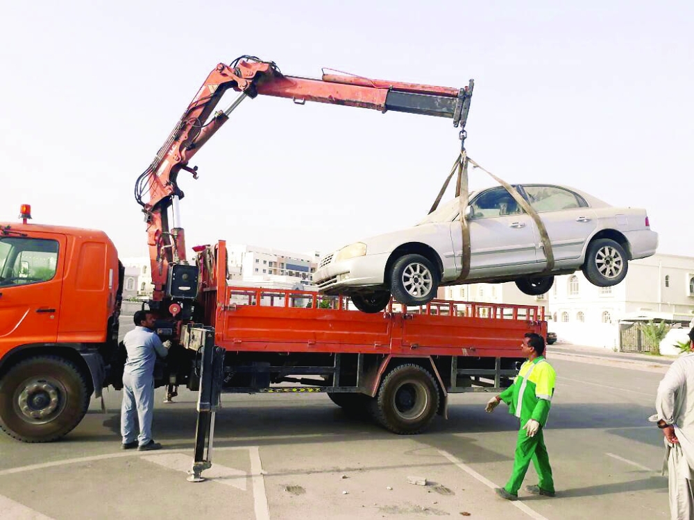 أثناء سحب السيارات المهملة