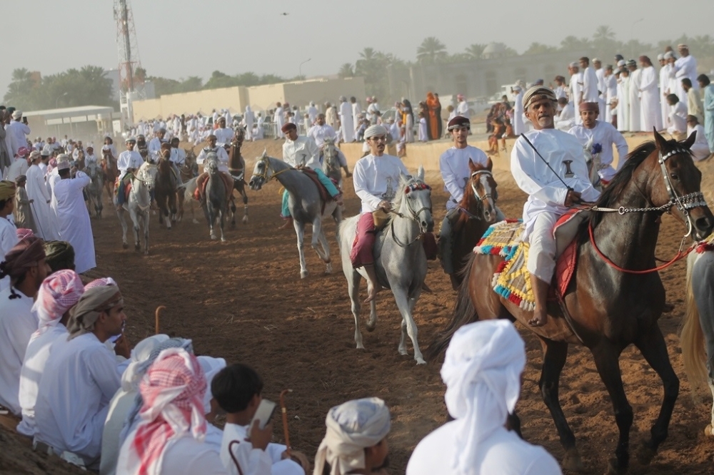 الفرسان يستعرضون مهاراتهم أمام الجماهير