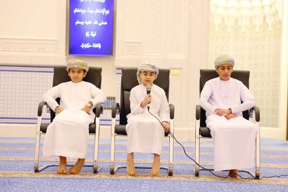 تلاوة مجموعة من الطلاب لآيات من الذكر الحكيم