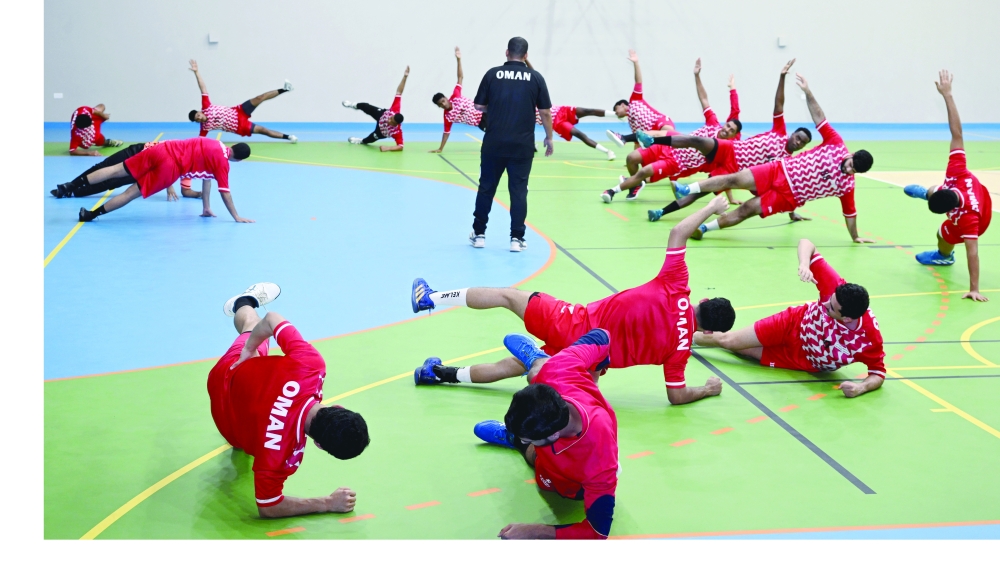 لاعبو المنتخب ينتظمون في الحصة التدريبية      ... تصوير: خلفان الرزيقي