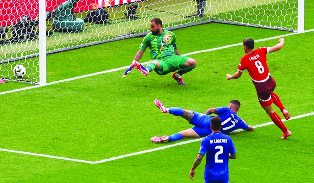 ريمو فرويلر لاعب سويسرا يسجل هدف فريقه الأول في مرمى إيطاليا  «رويترز»