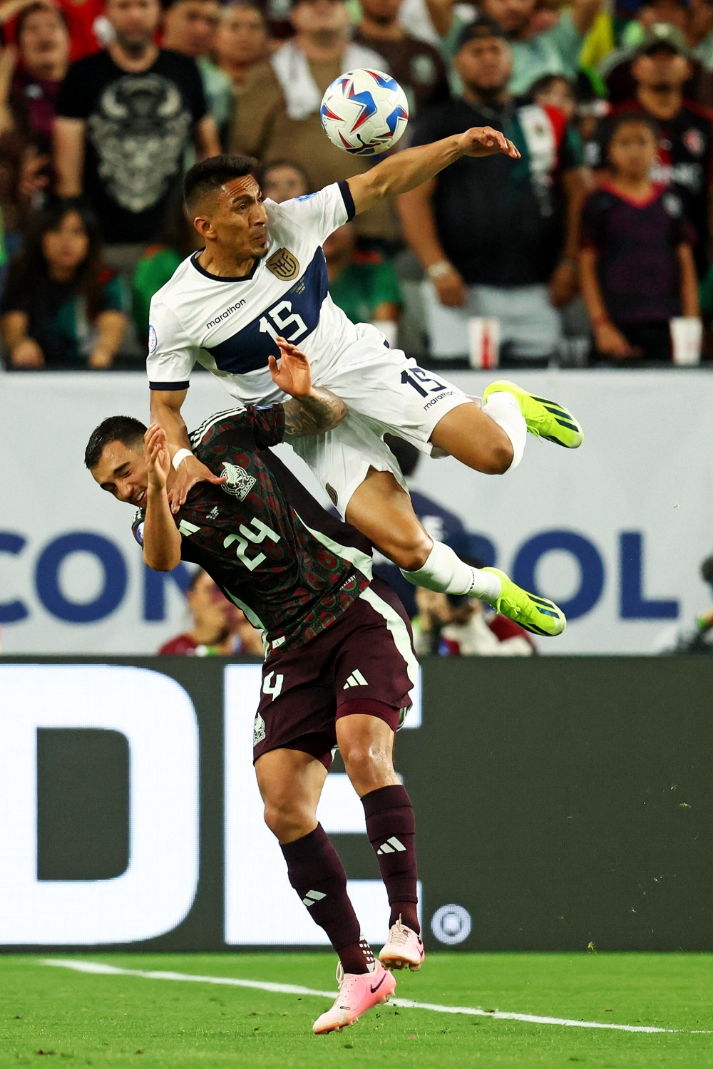 أنخيل مينا لاعب الإكوادور في صراع على الكرة مع لاعب المكسيك لويس تشافيس    «رويترز»   