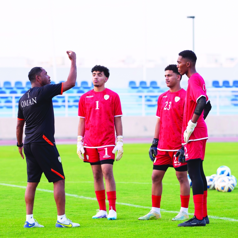 توجيهات للحراس في الحصة التدريبية لمنتخب الناشئين