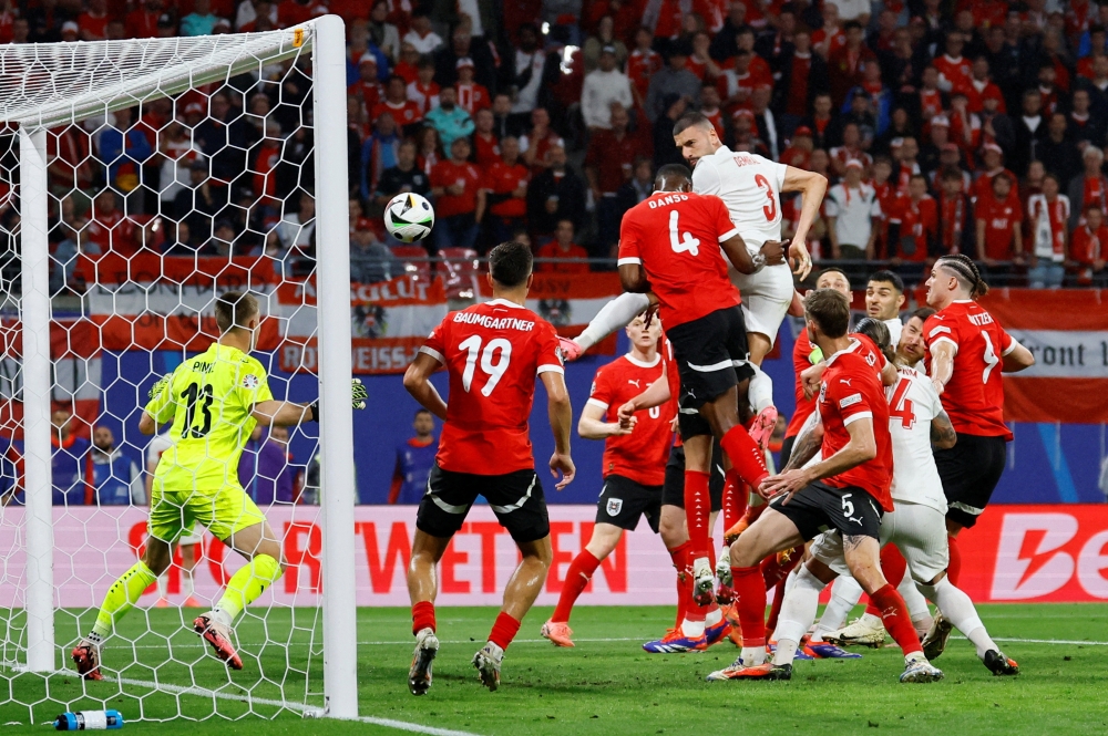 ميريح ديميرال لاعب تركيا  يحرز الهدف الثاني في شباك النمسا    «رويترز»