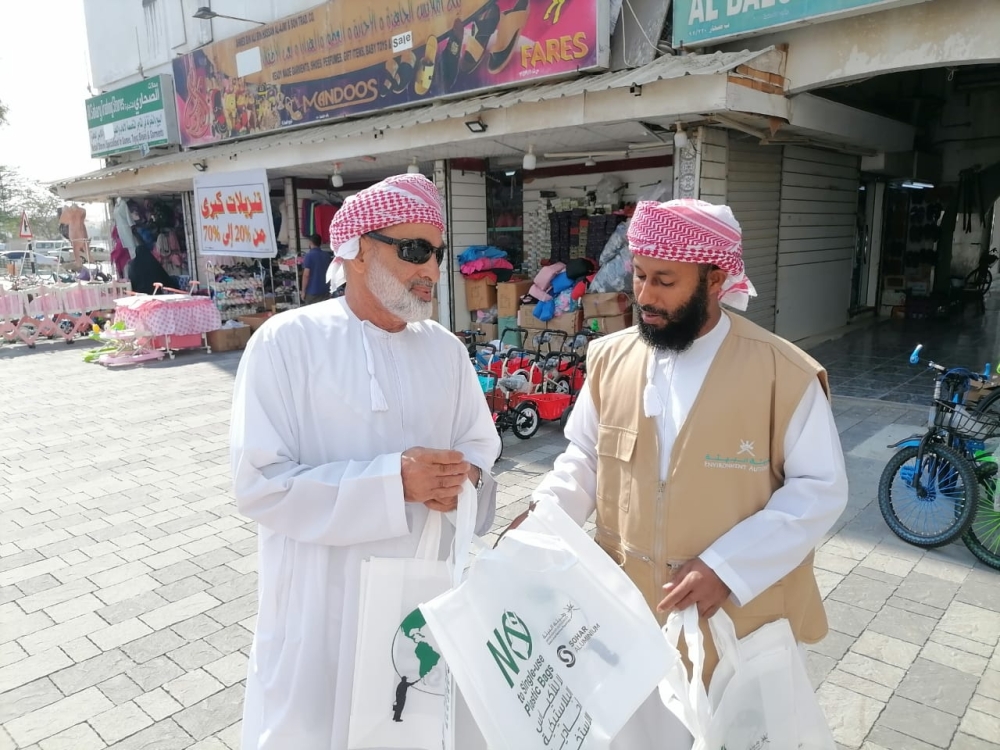 خلال توزيع الأكياس 