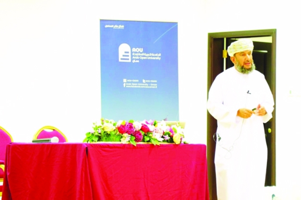 خلال تقديم الندوة