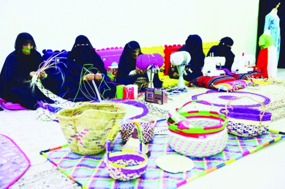 جانب من الأعمال اليدوية السعفية بالجمعية