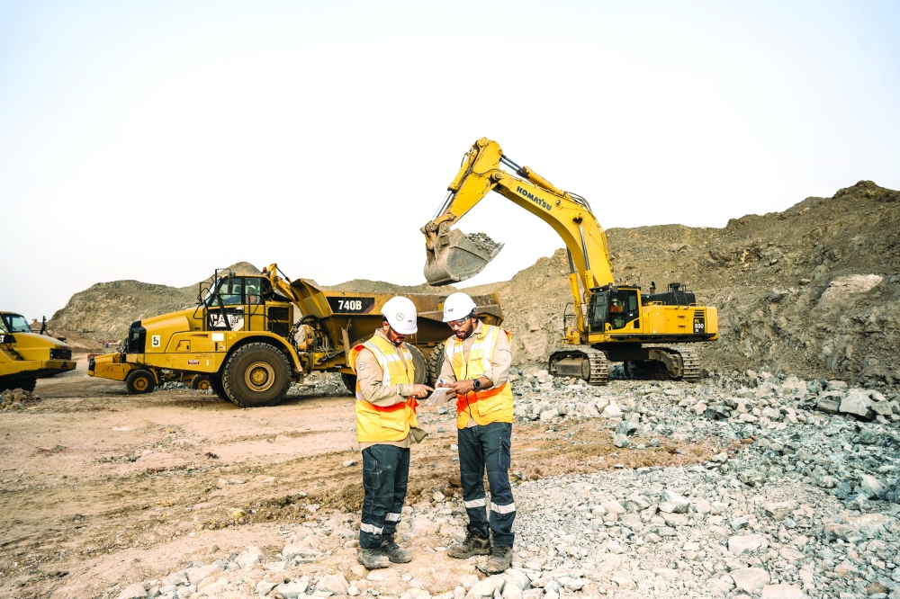 مهندسو التعدين خلال عملية الإشراف