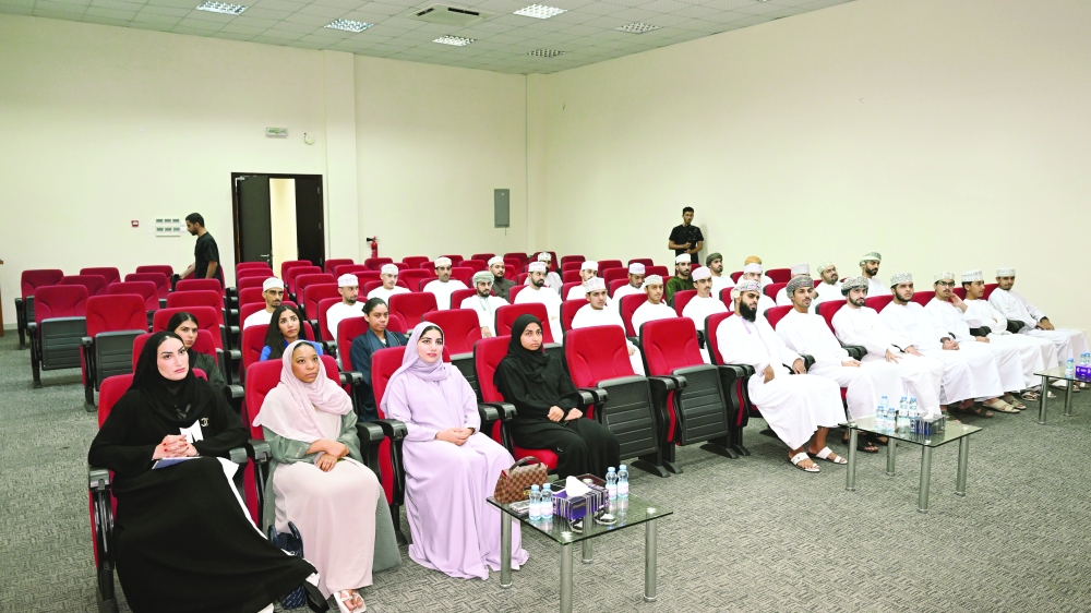 الحضور في اللقاء الأول للجنة العمانية للبادل مع لاعبي المنتخبات الوطنية