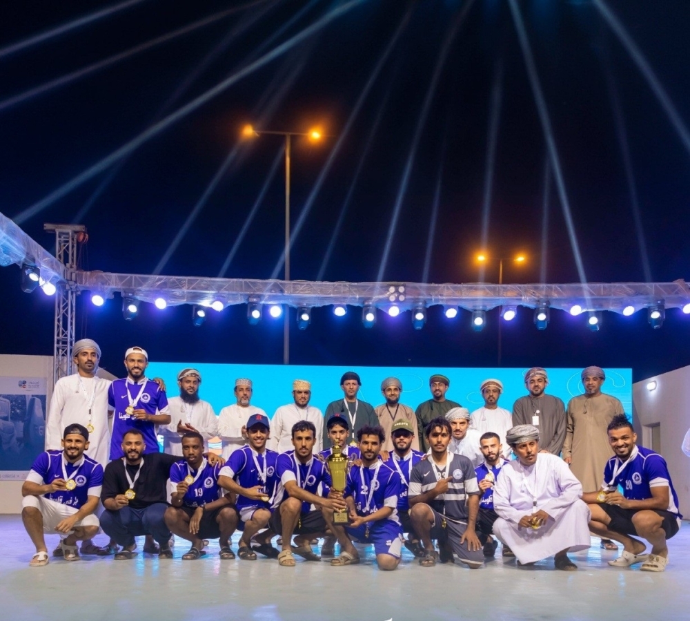 تتويج الفرق الفائزة بالمراكز الأولى 