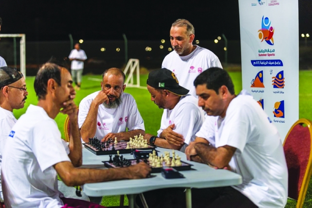 مشاركة كبار السن في مسابقة الشطرنج