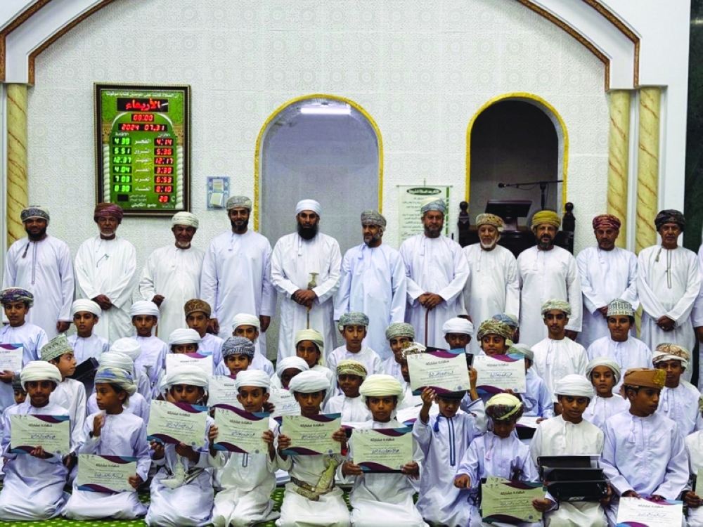 لقطة جماعية للمكرمين مع المنظمين و أولياء الأمور بإبراء