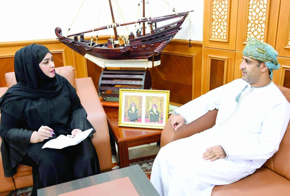 "عمان" خلال حوارها مع مدير عام المديرية العامة للإسكان والتخطيط العُمراني بمحافظة ظفار