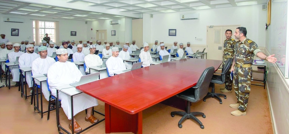 البحرية اثناء مباشرة اجراءات توظيف جنود مستجدين