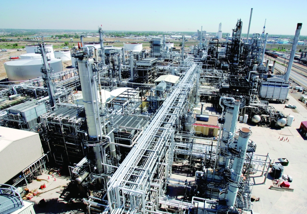 مصفاة Suncor Energy في دنفر تقوم بتحويل النفط الخام إلى العديد من المنتجات بما في ذلك البنزين 