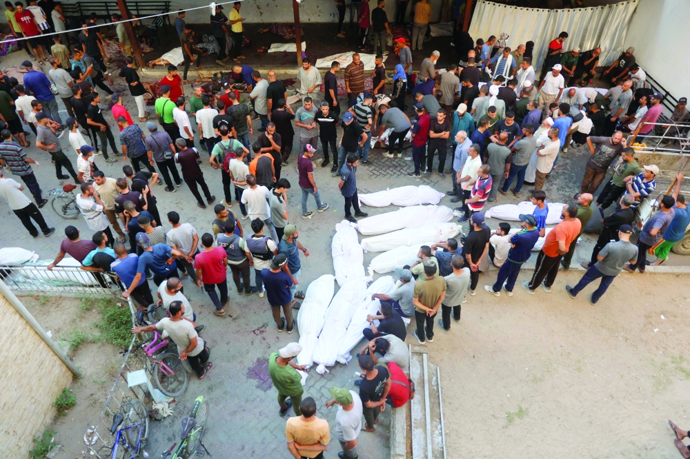 جثامين في مستشفى المعمداني، أعقاب غارة إسرائيلية أسفرت عن استشهاد أكثر من 100 فلسطيني على مدرسة تؤوي النازحين 