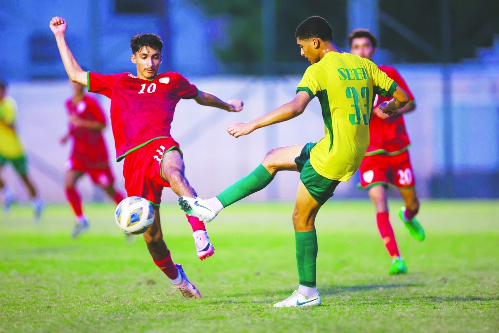 لاعب منتخب الناشئين أحمد العمراني (يسار) يتنافس على الكرة مع لاعب نادي السيب