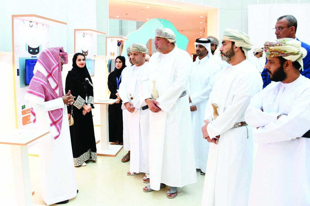 وكيل الثقافة يتعرف على الابتكارات المشاركة في الملتقى