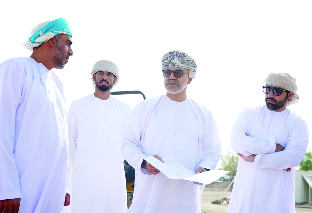 ويناقش مع المهندسين المشروعات المنفذة