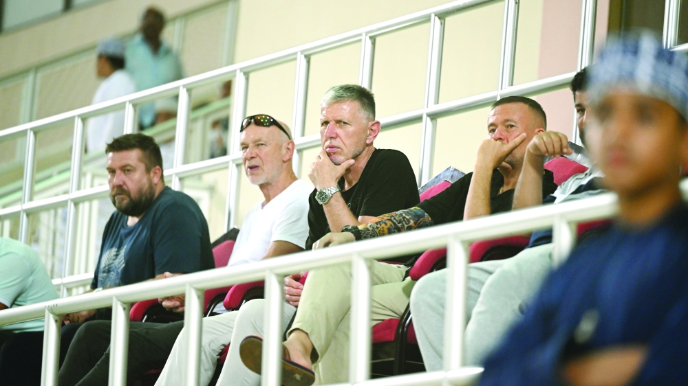 مدرب المنتخب الوطني الأول يتابع مباراة نادي عُمان وصحم