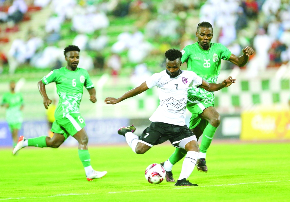 جانب من لقاء صحار والرستاق في الجولة الأولى من الدوري