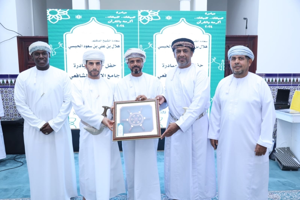 هدية تذكارية لراعي الحفل