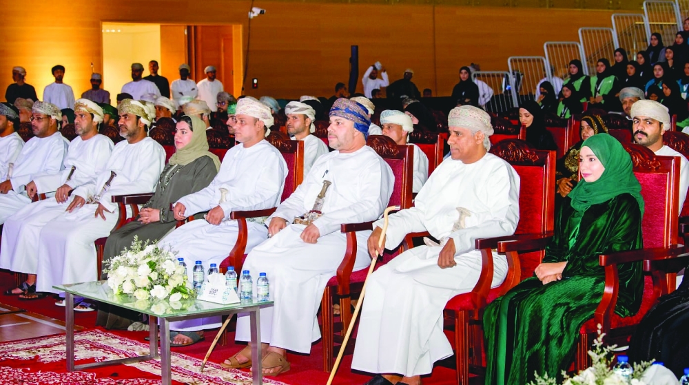 راعي المناسبة والحضور خلال حفل افتتاح فعاليات مسابقتي ظفار للبرمجة والتقاط العلم