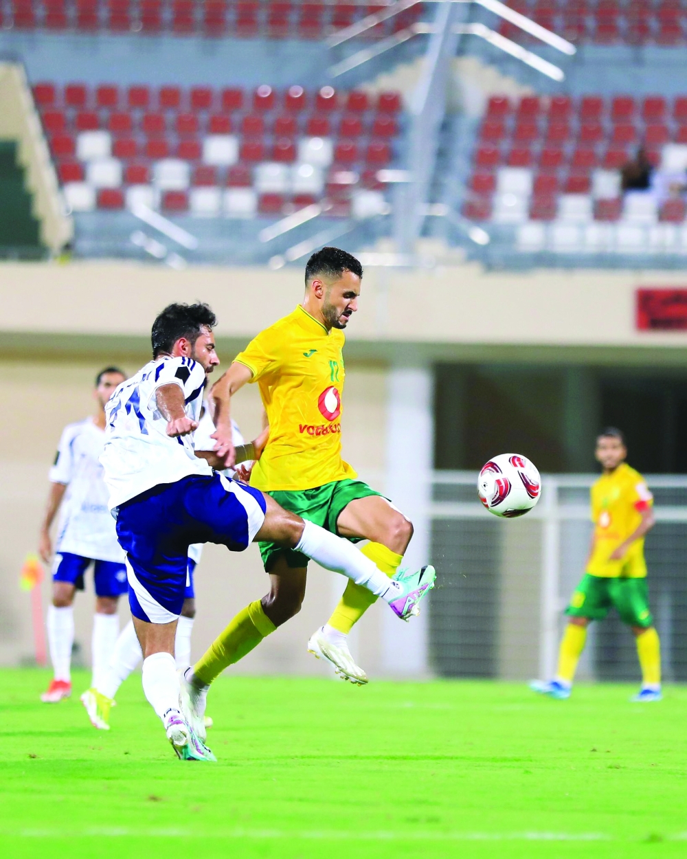 لاعب السيب علي البوسعيدي يحاول التخلص من لاعب الشباب "تصوير: اللجنة الإعلامية بنادي السيب"