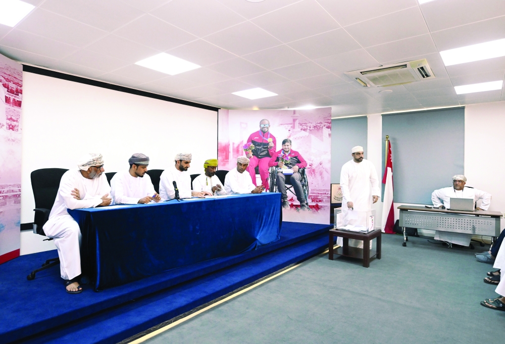جانب من انتخابات لجنة الرياضيين باتحاد اليد                   "تصوير: حسين المقبالي"