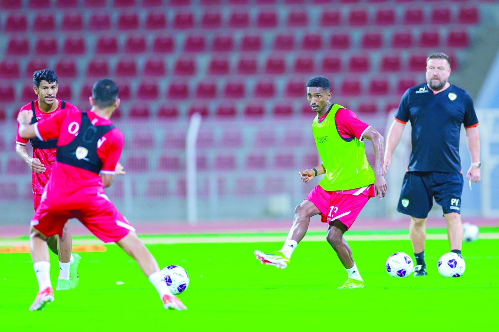 جدية وحماس كبير في تدريب المنتخب الوطني      «تصوير: هاني القاسمي»